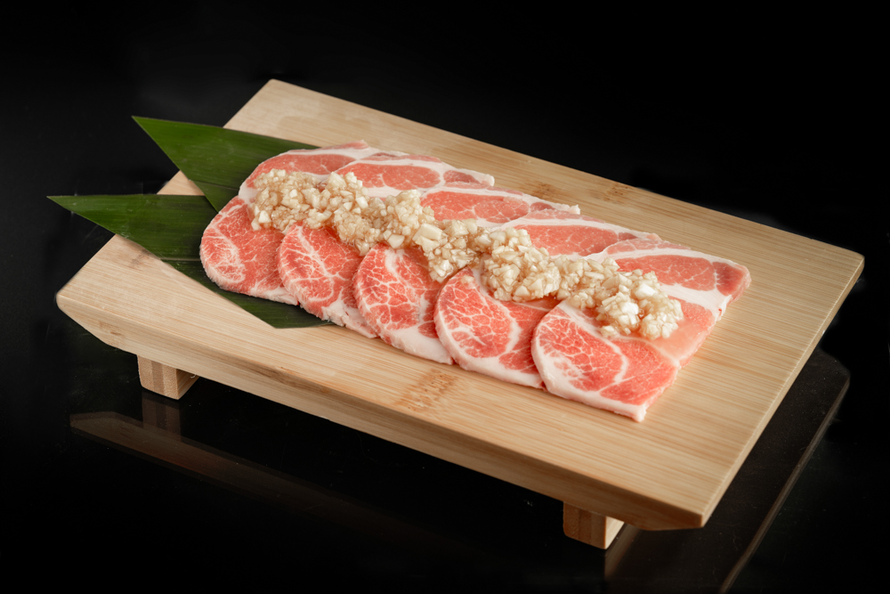 AGUJA DE CERDO IBERICO CON SALSA AJO